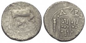 Illyrien. Dyrrhachion.

 Drachme (Silber). Ca. 275 - 48 v. Chr.
Vs: Kuh mit Kalb nach rechts stehend, darüber Magistratsname: Xenon.
Rs: Florales ...