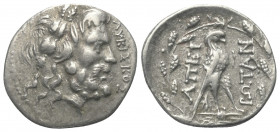 Epiros. Koinon der Epiroten.

 Drachme (Silber). Ca. 232 - 168 v. Chr.
Vs: Kopf des dodonäischen Zeus mit Eichenlaubkranz rechts; Magistrat: Lykisk...