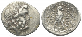 Epiros. Koinon der Epiroten.

 Drachme (Silber). Ca. 232 - 168 v. Chr.
Vs: Kopf des dodonäischen Zeus mit Eichenlaubkranz rechts; Magistrat: Lykisk...