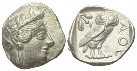 Attika. Athen.

 Tetradrachme (Silber). Ca. 454 - 404 v. Chr.
Vs: Kopf der Athena mit ölzweiggeschmücktem attischem Helm, Ohranhänger und Halskette...