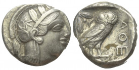 Attika. Athen.

 Tetradrachme (Silber). Ca. 454 - 404 v. Chr.
Vs: Kopf der Athena mit ölzweiggeschmücktem attischem Helm, Ohranhänger und Halskette...