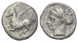 Korinthia. Korinth.

 Drachme (Silber). Ca. 345 - 307 v. Chr.
Vs: Pegasos nach links fliegend, darunter Koppa.
Rs: Kopf der Aphrodite links; im Fe...