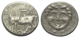 Mysien. Parion.

 Hemidrachme (Silber). 4. Jhdt. v. Chr.
Vs: Stier mit zurückgewandtem Kopf nach links stehend, zwischen den Beinen Theta.
Rs: Kop...