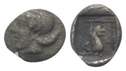 Troas. Assos.

 Hemiobol (Silber). Ca. 500 - 450 v. Chr.
Vs: Weiblicher Kopf mit Sakkos links.
Rs: Greifenprotome in Perlquadrat rechts.

8 mm. ...