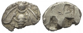 Ionien. Ephesos.

 Drachme (Silber). Ca. 500 - 420 v. Chr.
Vs: Ethnikon (Ephesion). Biene.
Rs: Viergeteiltes Quadratum incusum.

16 mm. 3,36 g. ...