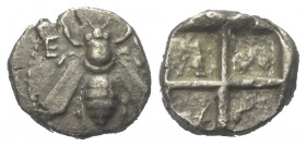 Ionien. Ephesos.

 Hemidrachme (Silber). Ca. 420 - 400 v. Chr.
Vs: Biene.
Rs: Viergeteiltes Quadratum incusum.

11 mm. 1,66 g. 

SNG von Auloc...