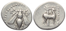 Ionien. Ephesos.

 Drachme (Silber). Ca. 202 - 150 v. Chr.
Vs: Biene zwischen Ethnikon, das Ganze in Perlkreis.
Rs: Hirsch vor Palme nach rechts s...