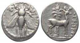 Ionien. Ephesos.

 Drachme (Silber). Ca. 202 - 150 v. Chr.
Vs: Biene zwischen Ethnikon, das Ganze in Perlkreis.
Rs: Hirsch vor Palme nach rechts s...