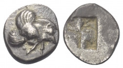 Ionien. Klazomenai.

 Diobol (Silber). Ca. 480 - 400 v. Chr.
Vs: Geflügelte Eberprotome rechts.
Rs: Viergeteiltes Quadratum incusum.

11 mm. 1,0...