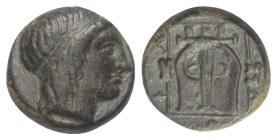 Ionien. Kolophon.

Bronze. Ca. 390 - 350 v. Chr.
Vs: Kopf des Apollon mit Lorbeerkranz rechts.
Rs: Kithara.

12 mm. 1,70 g.

SNG von Aulock 20...