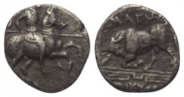 Ionien. Magnesia am Mäander.

 Diobol (Silber). Ca. 350 - 325 v. Chr.
Vs: Reiter zu Pferde mit Speer nach rechts galoppierend.
Rs: Stier nach link...