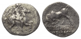 Ionien. Magnesia am Mäander.

 Diobol (Silber). Ca. 350 - 325 v. Chr.
Vs: Reiter zu Pferde mit Speer nach rechts galoppierend.
Rs: Stier nach link...