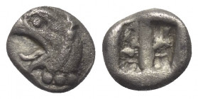 Ionien. Phokaia.

 Trihemiobol (Silber). 6. Jhdt. v. Chr.
Vs: Greifenkopf links.
Rs: Zwei längliche incusa nebeneinander.

8 mm. 0,74 g. 

SNG...