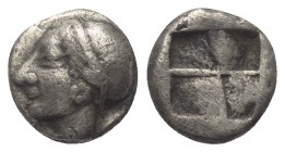 Ionien. Phokaia.

 Diobol (Silber). Ca. 510 - 494 v. Chr.
Vs: Archaischer Kopf der Athena mit Helm links.
Rs: Viergeteiltes Quadratum incusum.

...