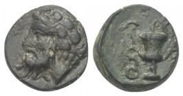 Lydien. Sardeis (?).

 Bronze. 4. Jhdt. v. Chr.
Vs: Kopf des bärtigen Dionysos mit Efeukranz links.
Rs: Kantharos.

12 mm. 1,85 g. 

Vgl. CNG,...