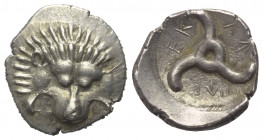 Dynasten von Lykien. Perikles (ca. 380 - 360 v. Chr.).

 1/3 Stater (Silber). Ungesicherte lykische Münzstätte.
Vs: Löwenfell en face.
Rs: Triskel...