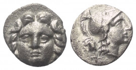 Pisidien. Selge.

 Obol (Silber). Ca. 350 - 300 v. Chr.
Vs: Gorgoneion en face.
Rs: Kopf der Athena mit attischem Helm rechts; im Feld links Astra...