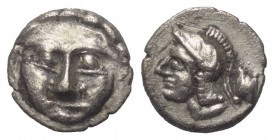 Pisidien. Selge.

Obol (Silber). Ca. 350 - 300 v. Chr.
Vs: Gorgoneion en face.
Rs: Kopf der Athena mit attischem Helm links; im Feld rechts Astrag...