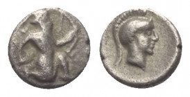 Kilikien. Ungesicherte Münzstätten.

 Tetartemorion (Silber). 4. Jhdt. v. Chr.
Vs: Persischer Großkönig mit Bogen und Dolch im Knielauf nach rechts...