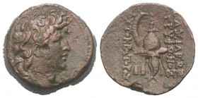 Seleukidisches Königreich. Tryphon (142 - 138 v. Chr.).

 Bronze.
Vs: Kopf mit Diadem rechts.
Rs: Makedonischer Helm mit Hörnern links, davor zwei...