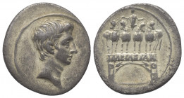Augustus (31 v. - 14 n. Chr.).

 Denar (Silber). 32 - 29 v. Chr. Brundisium oder Rom?.
Vs: Barhäuptiger Kopf des Augustus rechts.
Rs: IMP CAESAR a...