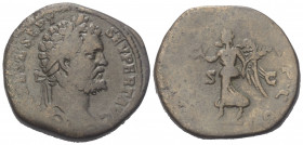 Septimius Severus (193 - 211 n. Chr.).

 Sesterz. 193 n. Chr. Rom.
Vs: IMP CAES L SEPT SEV PERT AVG. Kopf mit Lorbeerkranz rechts.
Rs: VICT AVG TR...