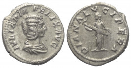 Iulia Domna (gest. 217 n. Chr.).

 Denar (Silber). 214 n. Chr. Rom.
Vs: IVLIA PIA FELIX AVG. Drapierte Büste rechts.
Rs: DIANA LVCIFERA. Diana en ...