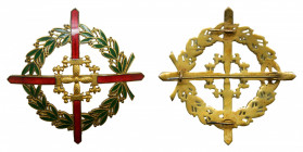 Real y militar orden de San Fernando, Cruz de 2º clase (1856-1920) Cruz formada por 4 espadas con hojas rojas, sobre ramos de laurel verde. Metalica d...