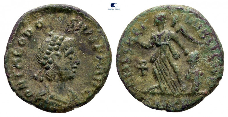 Theodosius II AD 402-450. Uncertain mint
Follis Æ

13 mm, 1,10 g



nearl...