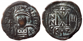 Maurice Tiberius, 582-602. Follis (bronze, 9.03 g, 30 mm), Cyzicus. δ И ΜΑVR TIЬЄR P P. Helmeted and cuirassed bust facing, holding globus cruciger an...