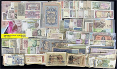 Lots
Allgemein
Karton mit über 520 Geldscheinen aus aller Welt. Dabei Argentinien, Brasilien, Deutschland, Frankreich, Griechenland, Indien, Italien...