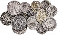1726 a 1746. Felipe V. Madrid, México, Segovia y Sevilla. 1/2 (ocho) y 1 real (nueve). Lote de 17 monedas distintas, una con perforación. A examinar. ...