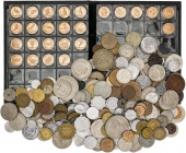 Lote de 278 monedas de diversos países y metales, varias españolas. Incluye además 25 medallitas alemanas. Total 303 piezas. A examinar. BC/S/C-.