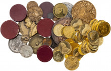 Lote de 19 medallas acuñadas en diferentes metales y medidas. Se adjuntan 38 medallas "Recuerdo". Total 57 piezas. Imprescindible examinar. MBC/EBC.