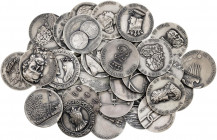 Barcelona. Calicó / Vallmitjana. Lote de 32 medallas acuñadas en plata. Temática diversa. Ø50 mm a execepción de una con Ø40 mm. Imprescindible su exa...