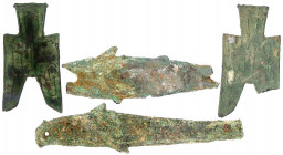 China
Chou-Dynastie 1122-255 v. Chr
4 Stück: Bronze-Spatengeld mit flachem Griff ca. 350/250 v.Chr. "pointed foot". Shang Cheng.(Fuss geklebt), weit...