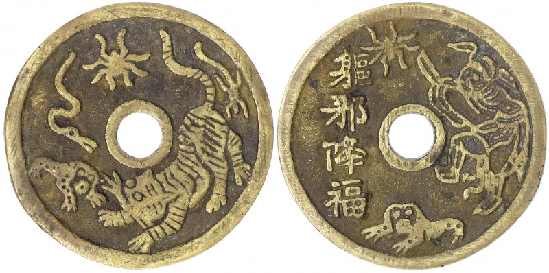 China
Amulette
Bronzegussamulett, rund, 19. Jh. Der Dämonenjäger Zhong Kui mit...