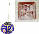 China
Varia
Kürbisförmiges Deckelgefäß, Porzellan mit Metalleinfassung und Metall-Halm. Vermutlich für den Konsum von Opium. Rote Bodenmarke "Da Qin...