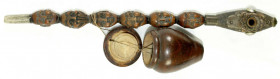 China
Varia
Opiumpfeife aus Holz mit 6 übereinander gereihten Köpfen und kleinem Behältnis. Länge 27 cm