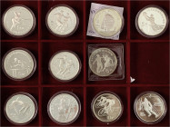 China
Lots der Volksrepublik China
Schatulle China "Die offiziellen Silbergedenkmünzen" (etwas beschädigt) mit 11 versch. Silbermünzen: 7 X 5 Yuan, ...