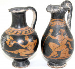 Griechen
Paar von 2 kleinen Oinochoes aus Ton. Höhe 11,5 und 12,7 cm. Jeweils rotfigurige Bemalung, kleeblattförm. Ausguss, bzw. runder Ausguss. 5.-3...