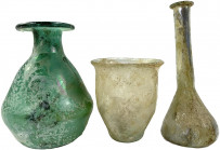 Rom
Objekte aus Glas
3 röm. Glasobjekte: Urguentarium, Höhe 13 cm (Fehlstelle im Korpus); intakter Becher, Höhe 8 cm; intakte Vase aus grünem Glas, ...