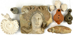 Rom
Objekte aus Keramik
9 meist römische Keramikartefakte: große Reliefplatte Kopf einer weibl. Gottheit mit schwarzen Haaren und roter Kopfbedeckun...