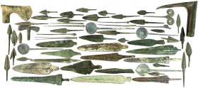 Lots
Alte Sammlung bronzezeitlicher Artefakte: 2 Beile, ein Bronzedolch, 14 Lanzenspitzen, 28 Pfeilspitzen, 4 Löffel, 6 Nadeln, eine Pinzette und ein...