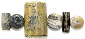 Lots
6 orientalische Siegel (u.a. 3 Rollsiegel) aus Stein. Babylonier, Perser, Sassaniden. Teils ohne Obligo.
Provenienz: westfäl. Sammlung, erworbe...