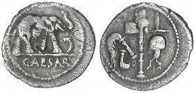 Imperatorische Prägungen
C. Julius Caesar 50-44 v. Chr
Denar 49/48 v. Chr. Feldmünzst. CAESAR. Elefant zertritt Schlange/Priestergeräte. 3,45 g. Ste...