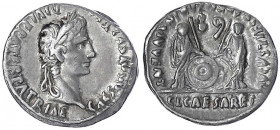 Kaiserzeit
Augustus 27 v. Chr. bis 14 n. Chr
Denar 2/14, Lugdunum. Belorb. Kopf r./Gaius und Lucius Caesar mit zwei Schilden, zwei Speeren, Augurens...