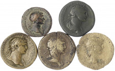 Kaiserzeit
Trajan, 98-117
5 Bronzemünzen: 4 Sesterzen (Profectio, Spes, Partherkönig, Regna Adsignata), As (3 Standarten).
schön, schön/sehr schön...