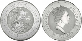 Australien
Elisabeth II., seit 1952
30 Dollars 1 Kilo Silbermünze Kookaburra 1992. Jägerlist auf Baumstumpf. In beschädigter Kapsel.
Stempelglanz. ...