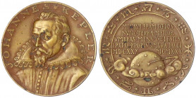 Medailleure
Goetz, Karl
Bronzemedaille 1930 auf den 300. Todestag Keplers. 36 mm.
vorzüglich, fleckig. Kienast 454.